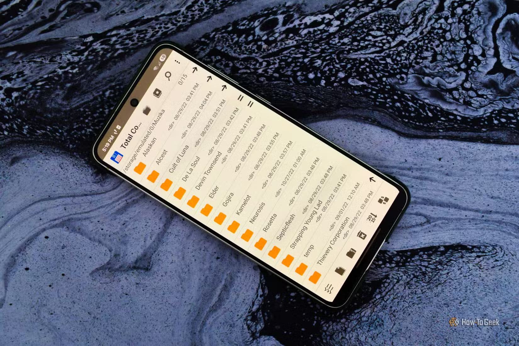 a-phone-with-total-commander-for-android-opened أفضل مدير ملفات على Windows متاح الآن على Android وما الذي يميزه عن التطبيقات الأخرى