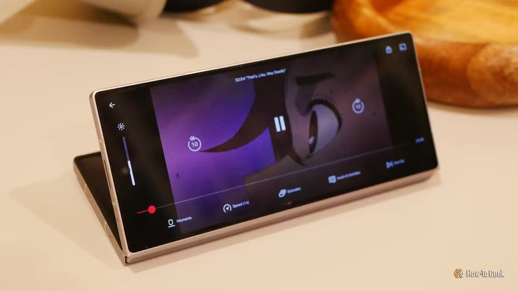 a-samsung-galaxy-z-fold-6-streaming-dan-da-dan-on-netflix أسباب قد تجعلك تفضل الشاشة الصغيرة لمشاهدة الفيديو