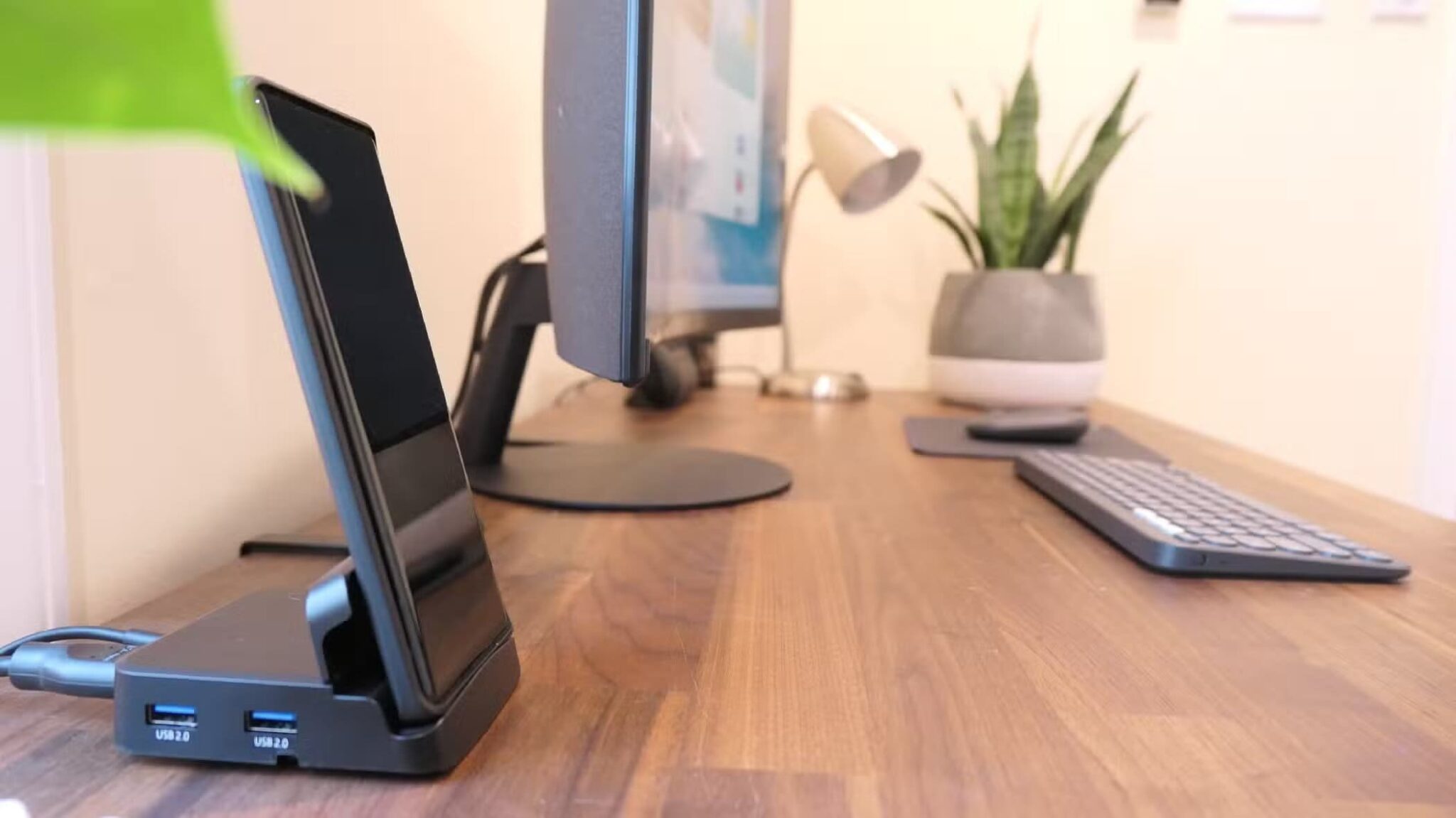 android-phone-docked-curved-monitor-scaled أفكار مدهشة لأشياء يمكنك توصيلها بهاتفك لمهام لم تتوقعها
