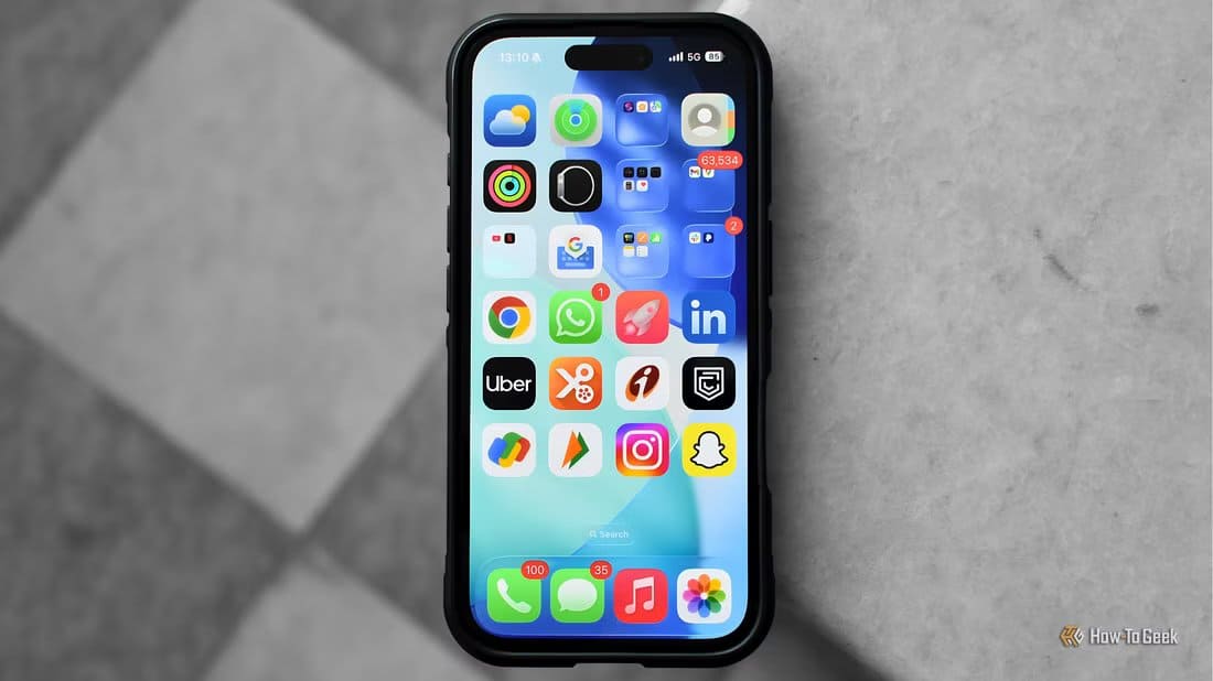 close-up-shot-of-apps-on-an-iphone-s-home-screen-1 أسباب تدفعك إلى إخفاء أسماء التطبيقات على الشاشة الرئيسية في iPhone