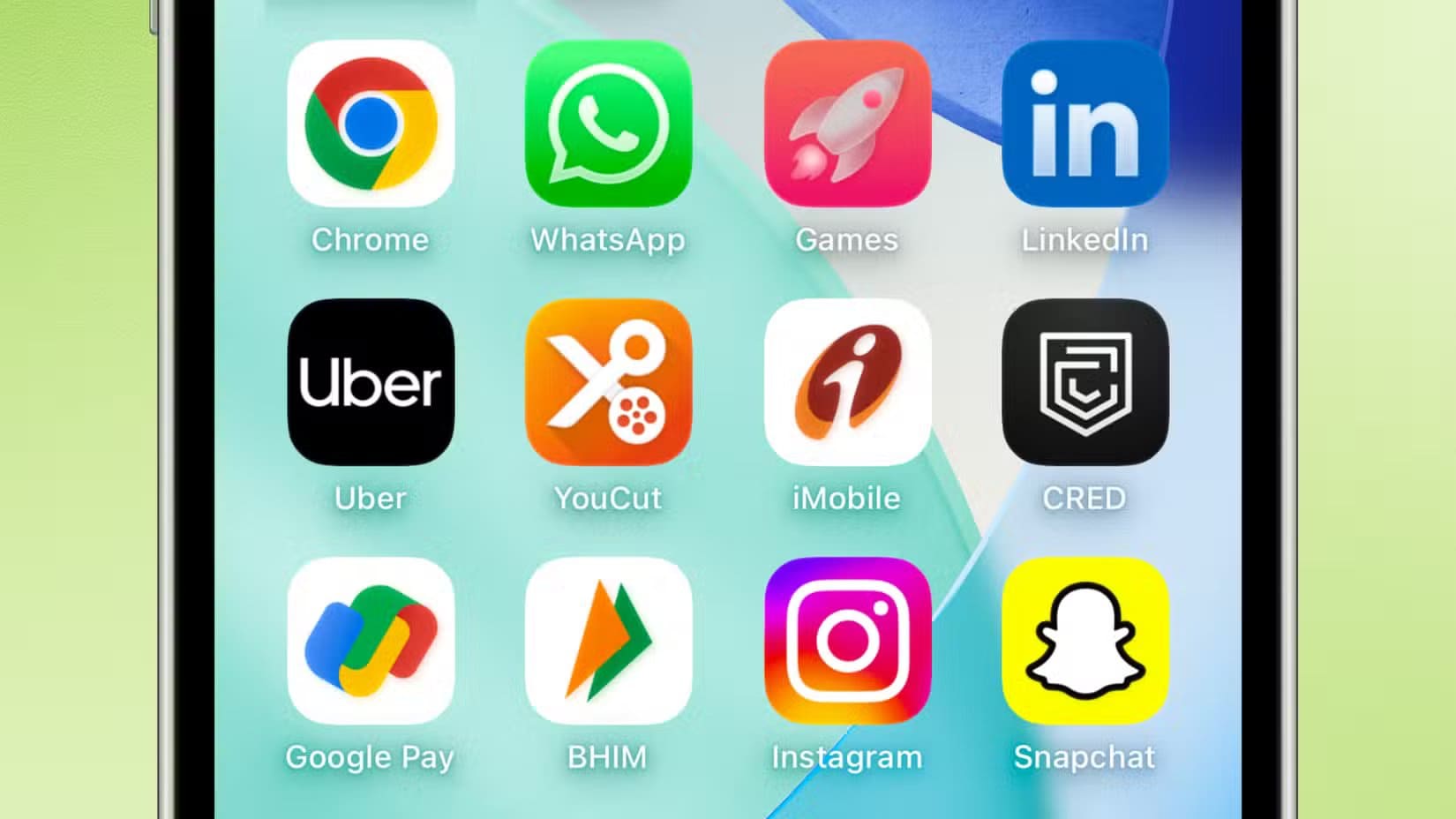 close-up-shot-of-apps-on-an-iphone-s-home-screen أسباب تدفعك إلى إخفاء أسماء التطبيقات على الشاشة الرئيسية في iPhone
