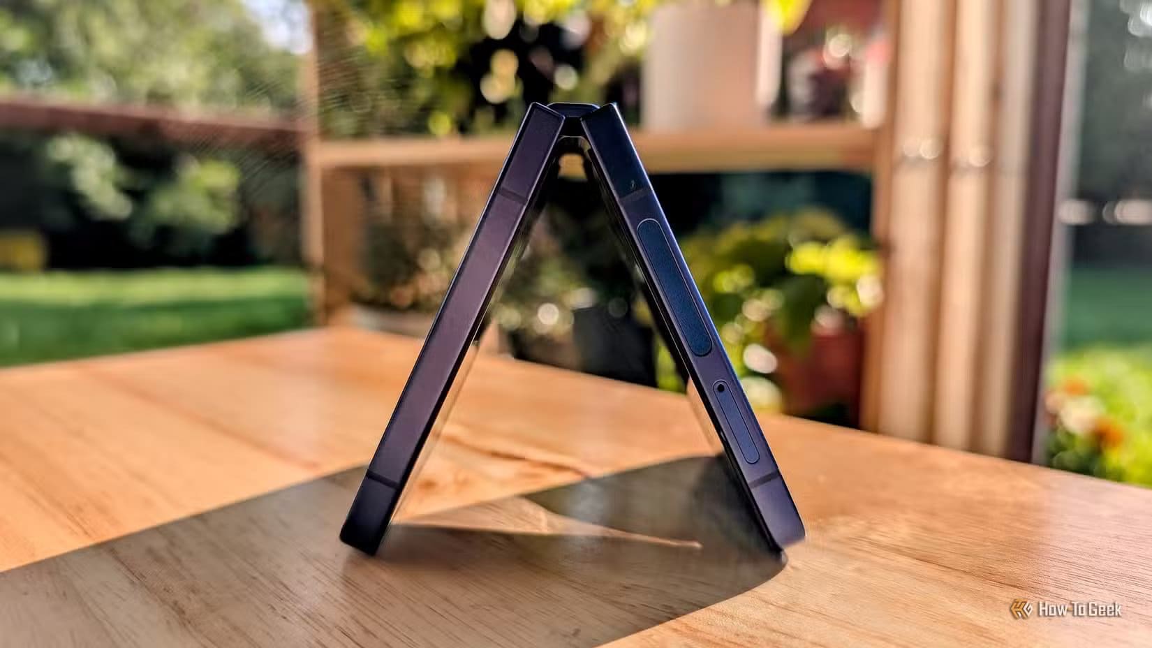 galaxy-z-flip-7-review-fixed-5 أسباب تجعل تجربة استخدام iPhone أقل جاذبية مما كانت عليه