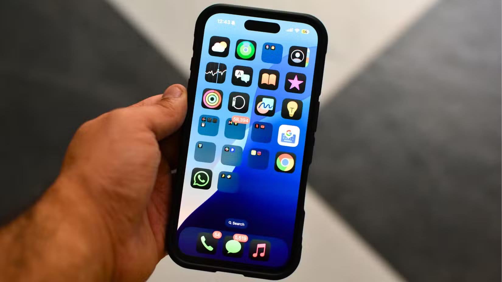 hidden-dark-mode-setings-on-the-iphone أسباب تدفعك إلى إخفاء أسماء التطبيقات على الشاشة الرئيسية في iPhone