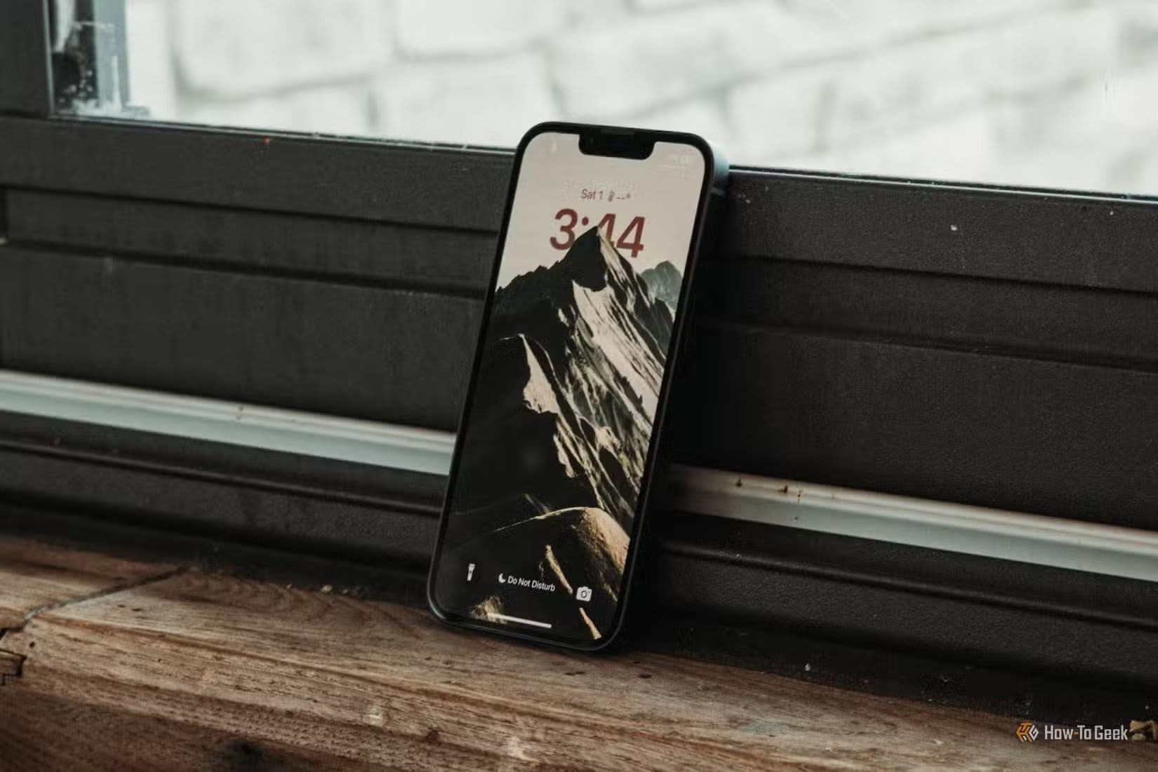 iphone-16e-lockscreen-leaning-against-window-1 أسباب تجعل هاتف iPhone 17 Air الرفيع لا يقدم الفائدة التي تتوقعها