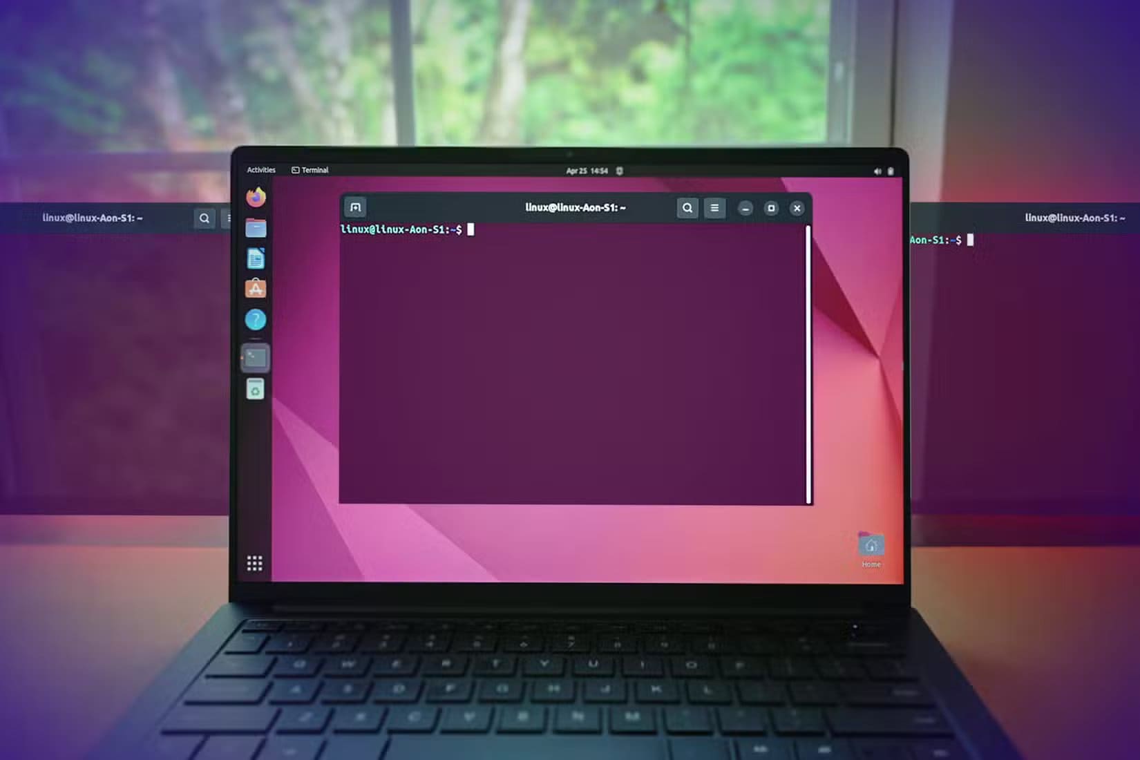 laptop-with-linux-terminal-open أي النظامين يناسبك أكثر ويندوز أم لينكس للاستخدام في المختبر المنزلي