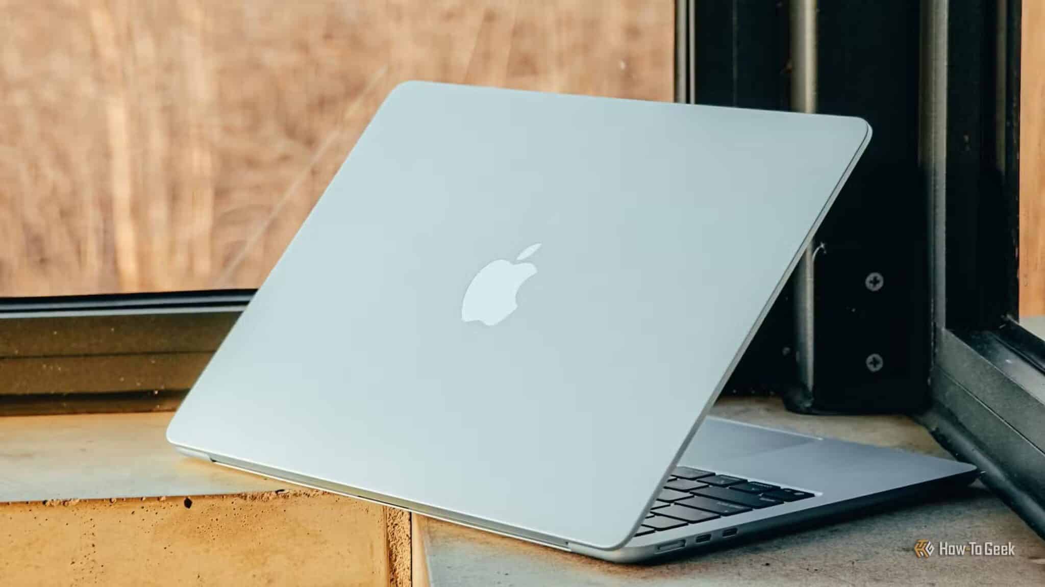 m4-macbook-air-in-sky-blue-angled-on-ledge-scaled أشياء مفيدة يمكنك القيام بها في Terminal دون الحاجة للمتصفح