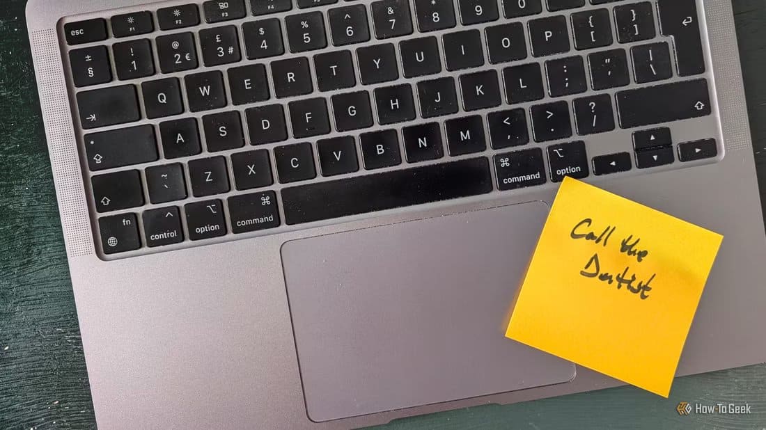 macbook-keyboard-with-a-post-it-note-stuck-to-it أفضل تطبيق Mac قديم ما زال ينافس أقوى البرامج الحديثة