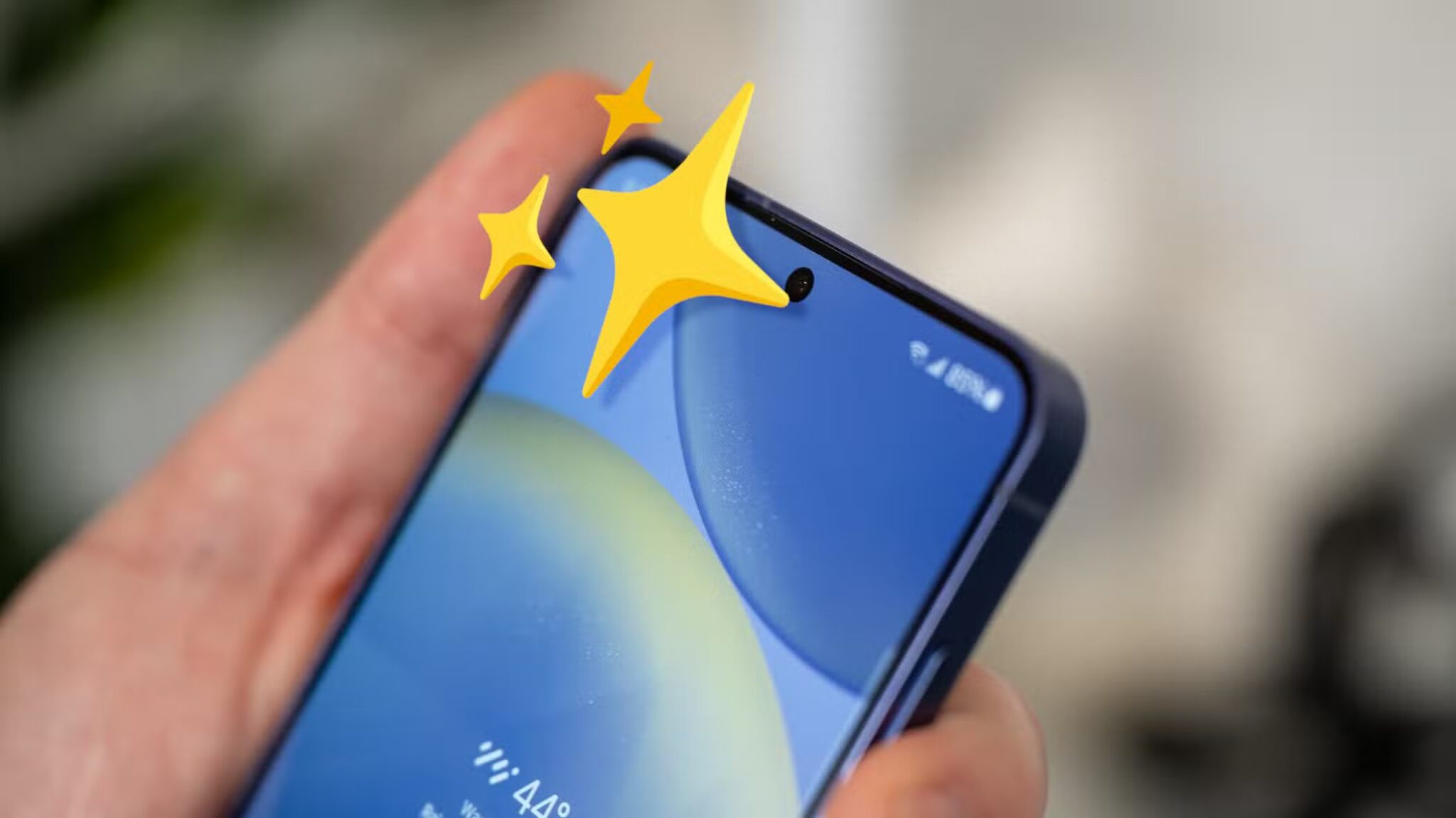 phone-screen-clean-scaled 7 نصائح ذكية تطيل عمر هاتفك الذكي لسنوات