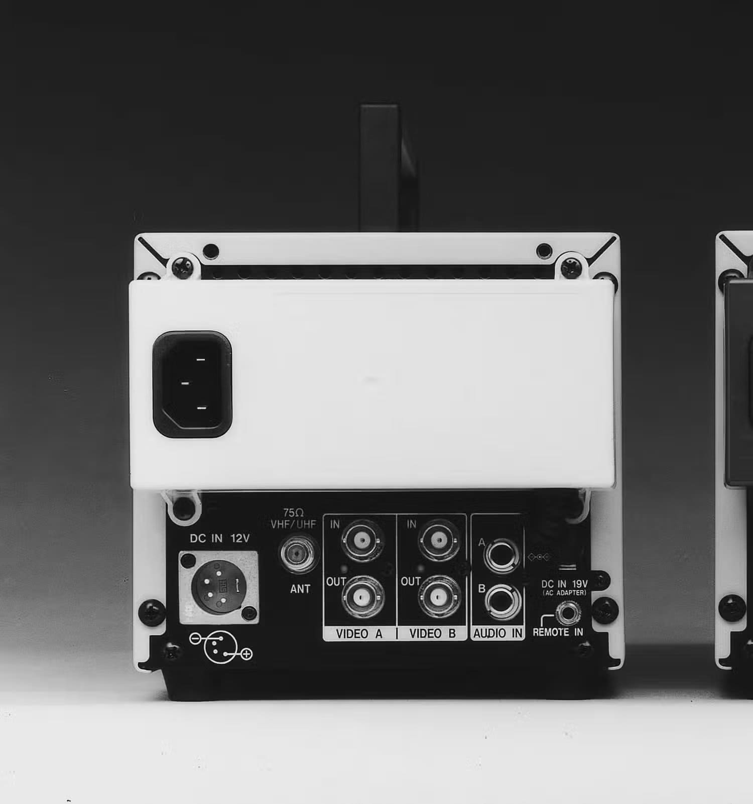 rear-view-of-a-jvc-lccs-monitor تقنية مبتكرة تحول شاشات CRT بالأبيض والأسود إلى ألوان كاملة