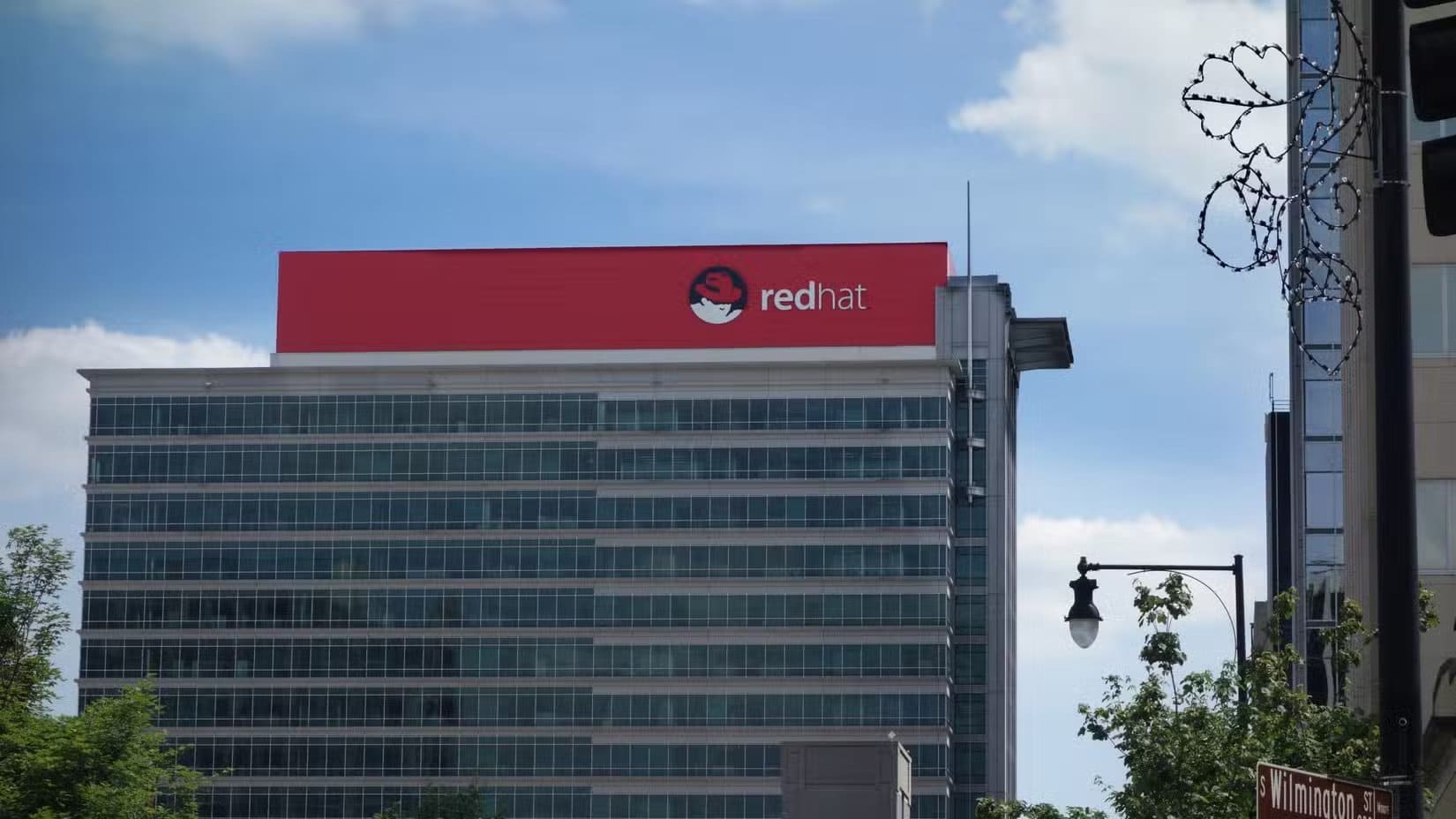 red-hat-headquarters-building-in-downtown-raleigh-nc-in-2015 أشهر توزيعات لينكس القديمة التي ما زالت تحافظ على وجودها حتى اليوم