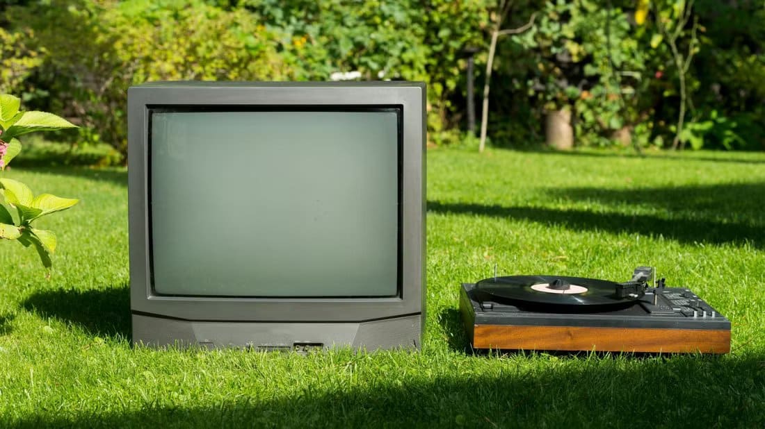 shutterstock_2366593509 لماذا عودة شاشات CRT مختلفة عن أي موضة تكنولوجية أخرى