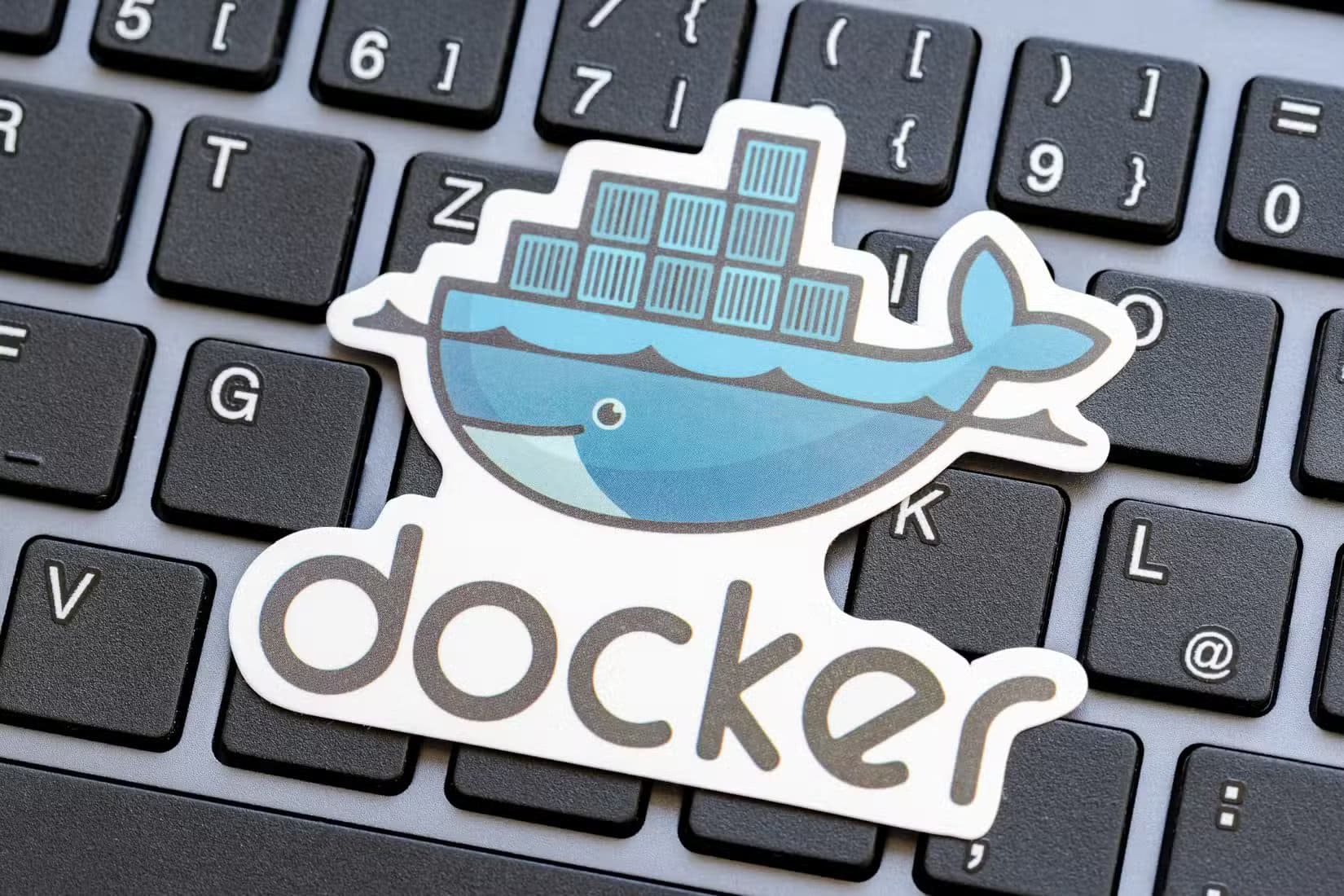shutterstock_2428013233 أفضل الطرق لتجربة توزيعات لينكس على الكمبيوتر بدون فلاش USB