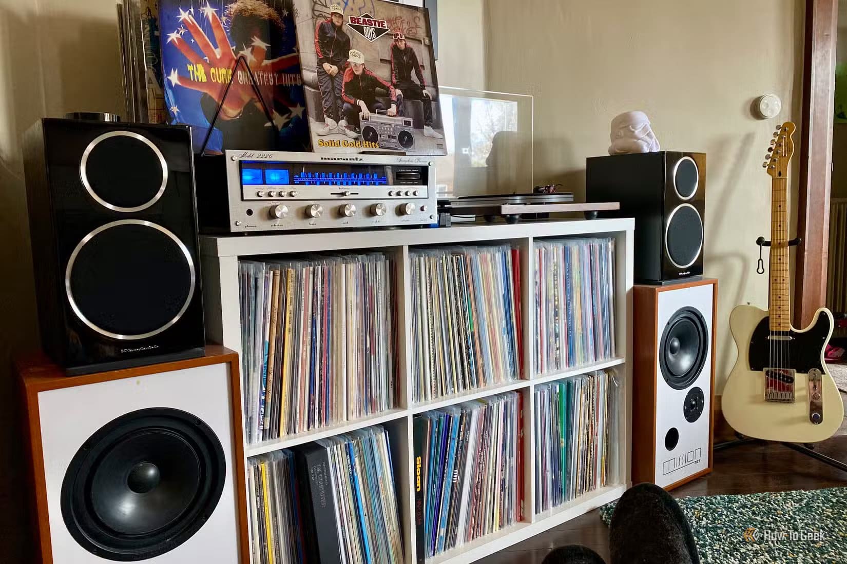 vinyl-record-setup-receiver-turntable-storage أسباب تدفعك لترك البث الموسيقي والعودة للفينيل والأقراص
