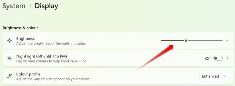 2-ajusting-the-screen-brightness-from-the-slider-in-the-windows-settings-app أهم إعدادات ويندوز التي تحافظ على بطارية الكمبيوتر المحمول لفترة أطول