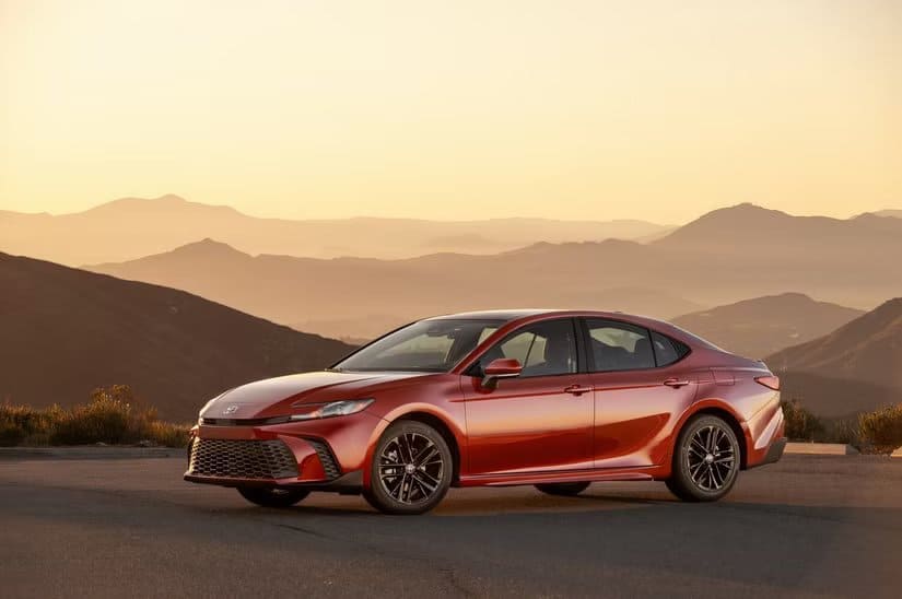 2025_camry_se_awd_supersonicred_001-1500x997-1 شراء سيارة أم استئجارها أيهما أنسب لك مع مقارنة المزايا والعيوب