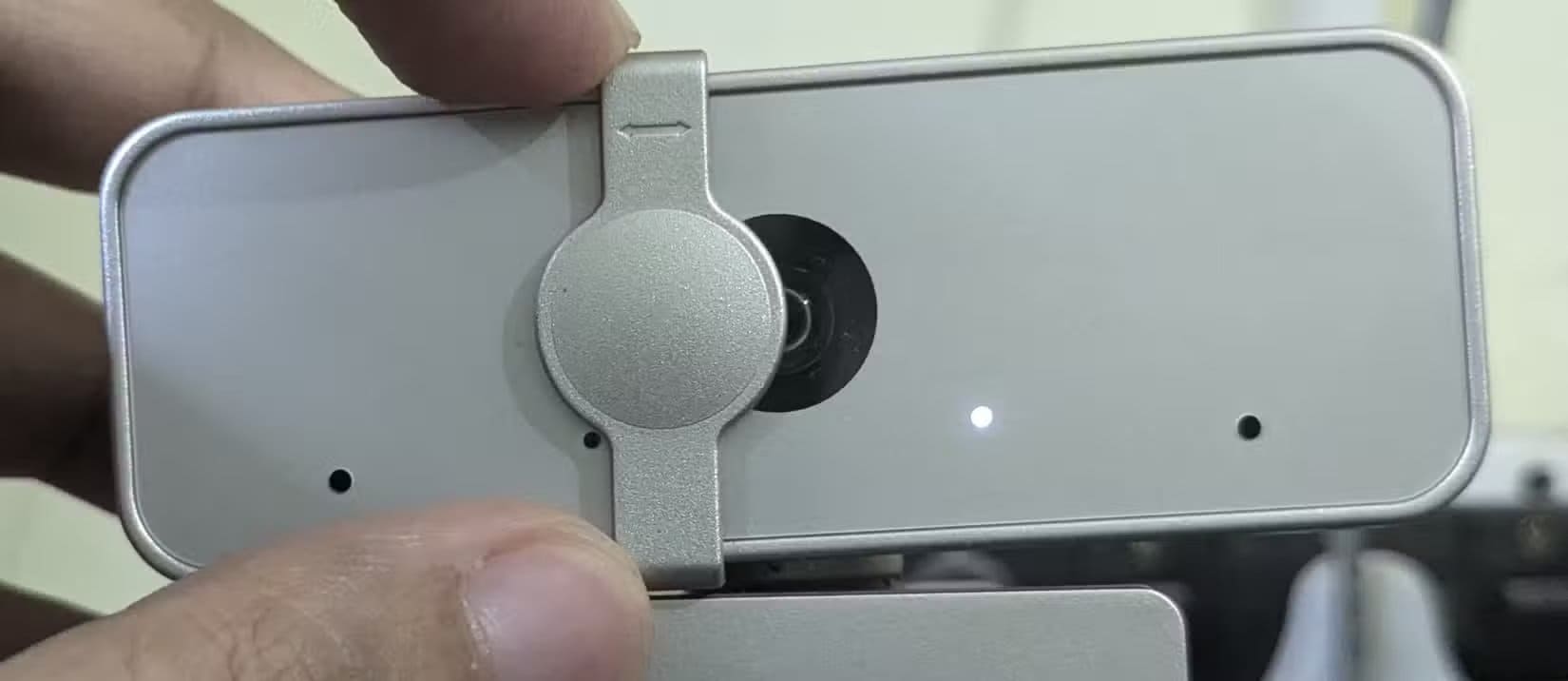 8-webcam-with-privacy-shutter ما يجب معرفته عن أضرار غطاء كاميرا اللابتوب على الشاشة