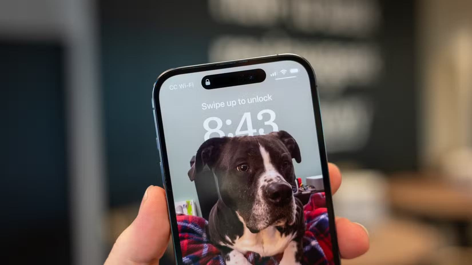 Apple-iPhone-14-Pros-lock-screen-clock-interlaced-with-a-photo أفضل استخدامات مبتكرة للشاشة المحمولة في حياتك اليومية