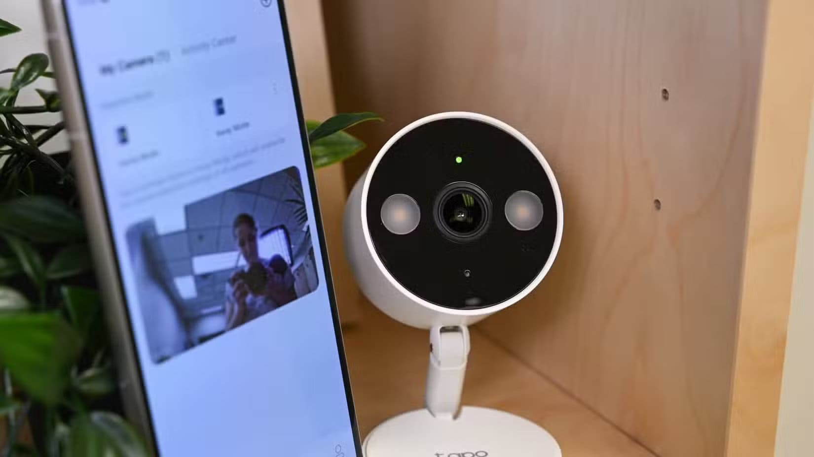 a-camera-next-to-a-smartphone أفضل استخدامات مبتكرة للشاشة المحمولة في حياتك اليومية
