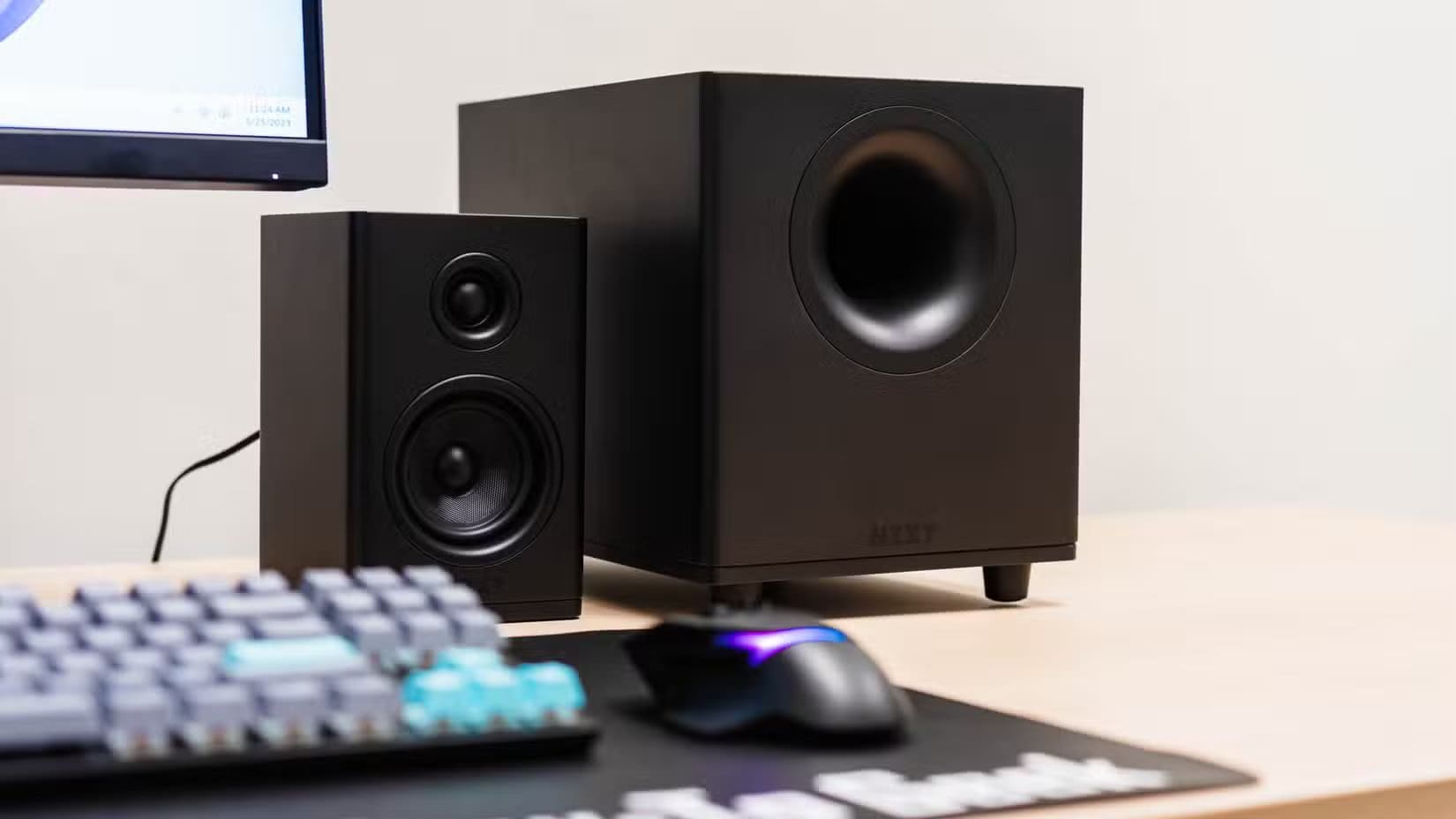 a-desk-set-up-with-the-nzxt-relay-subwoofer-and-a-relay-speaker-1jpg_52928172323_o ميزات Windows الشائعة التي بدأت مع Vista وما زلت تستخدمها