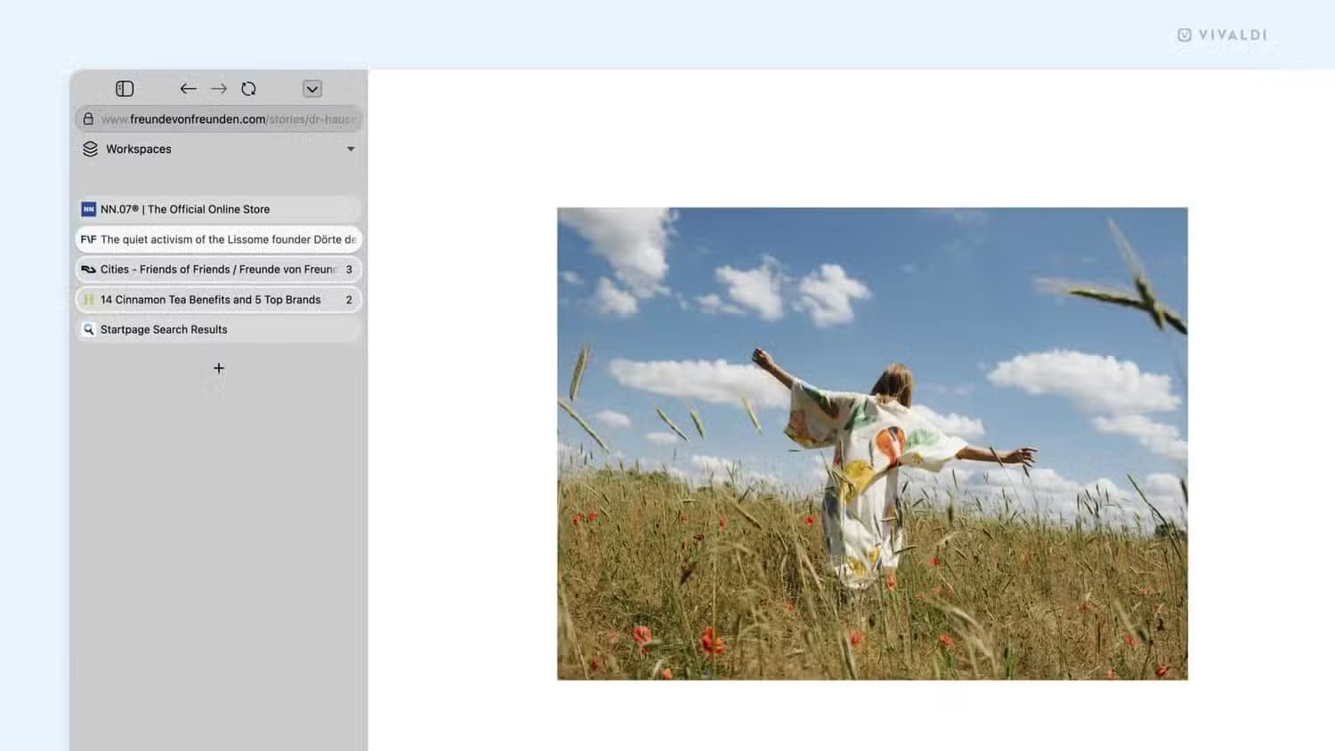a-girl-running-in-the-field-in-the-vivaldi-browser-with-the-tabs-moved-to-the-left ميزة مبتكرة في متصفح Vivaldi تجعل إدارة علامات التبويب أسهل