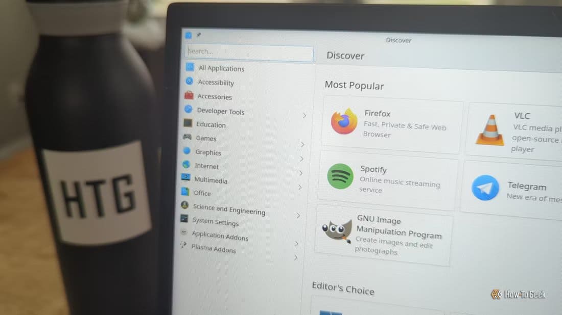 a-laptop-computer-screen-with-a-linux-software-browser-visible-showing-several-apps-available-to-download أفضل تطبيقات Linux المجانية التي تستحق التجربة الآن