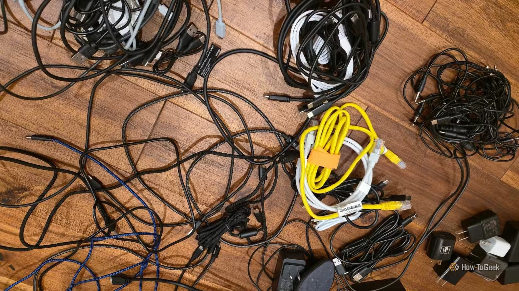 a-mass-of-cables-and-charging-blocks طريقة عملية تجعل الكابلات مرتبة في أدراجك دائمًا