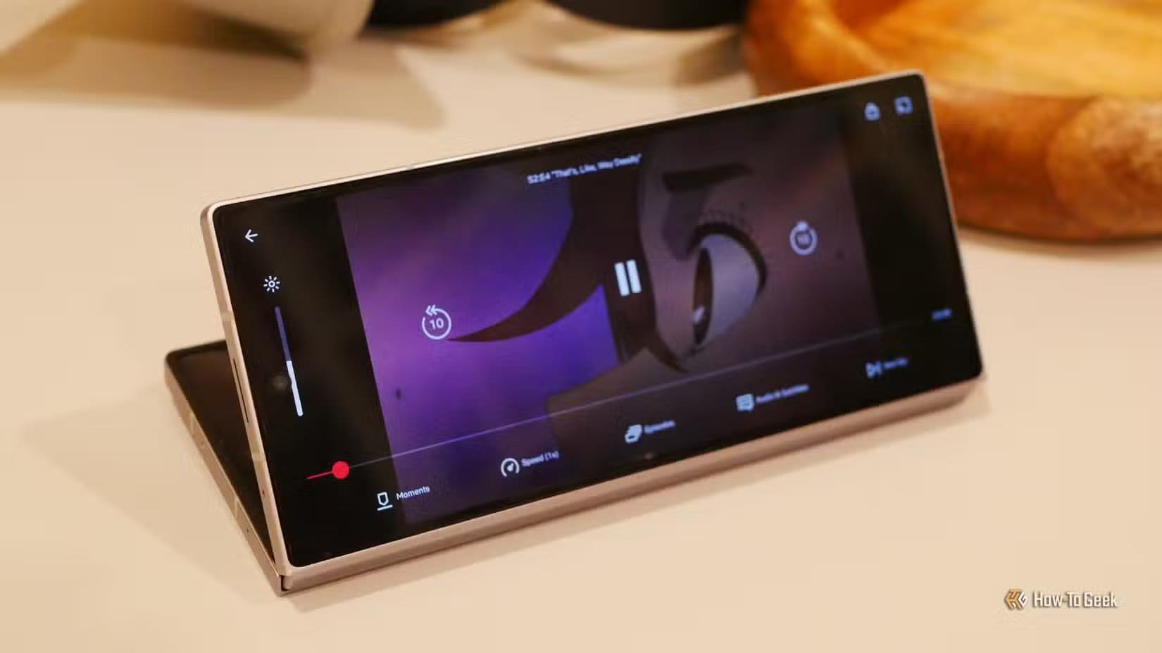 a-samsung-galaxy-z-fold-6-streaming-dan-da-dan-on-netflix أفضل استخدامات الهاتف القابل للطي على شكل كتاب