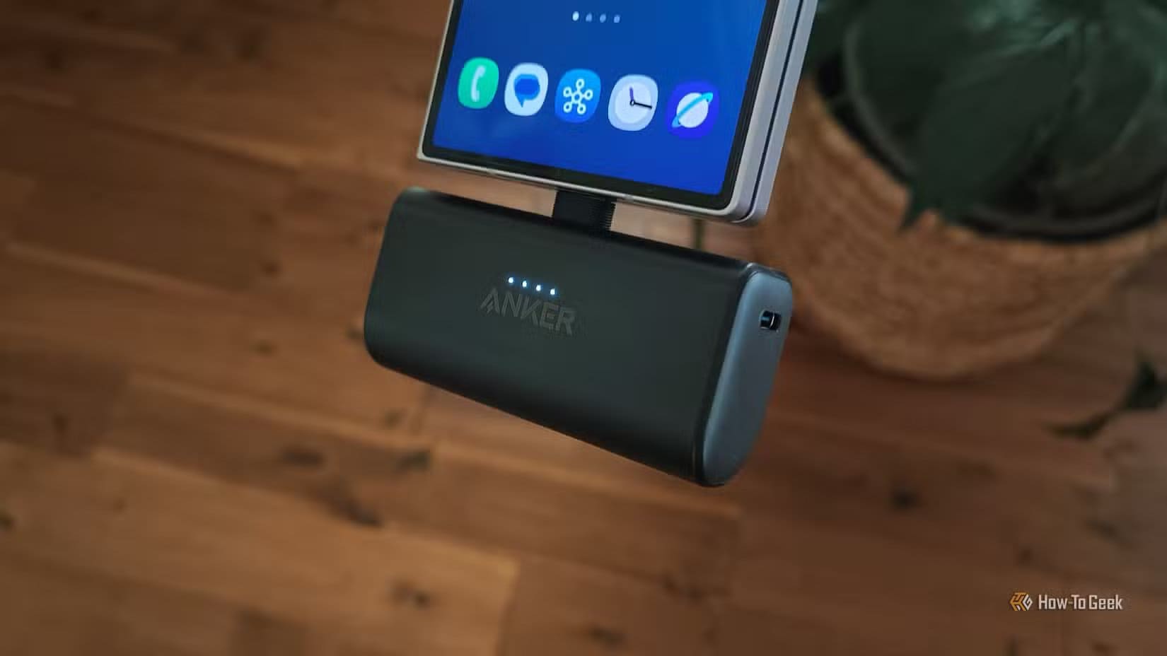 an-anker-nano-power-bank-charging-a-galaxy-z-fold-6 تحويل الأجهزة الدقيقة إلى أدوات قوية