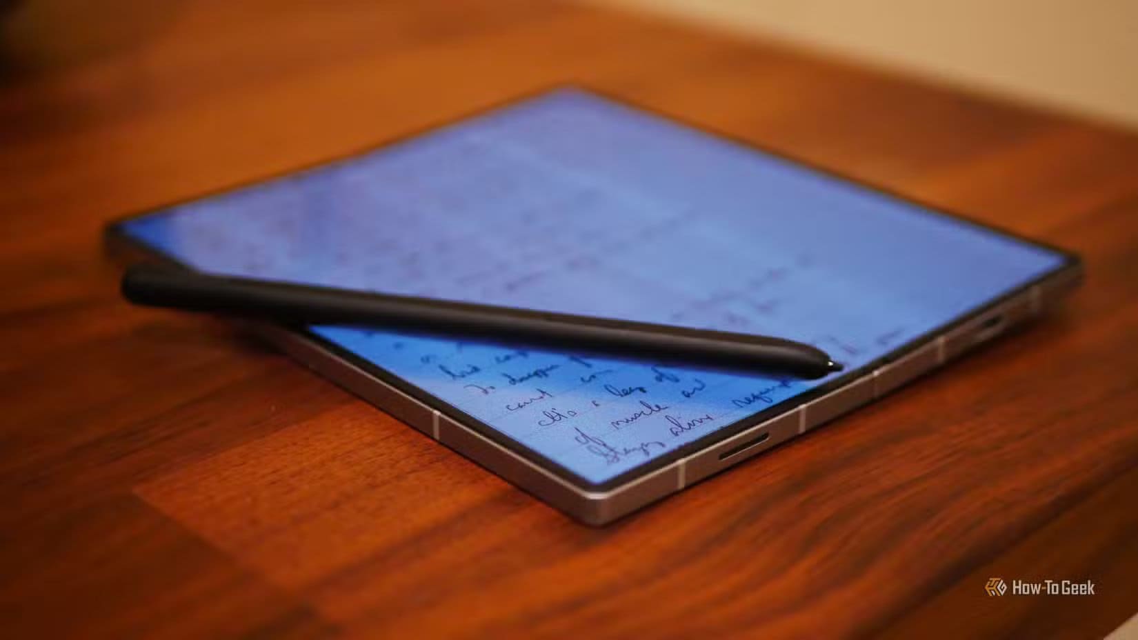 an-s-pen-on-top-of-a-samsung-galaxy-z-fold-6-running-samsung-notes أفضل استخدامات الهاتف القابل للطي على شكل كتاب