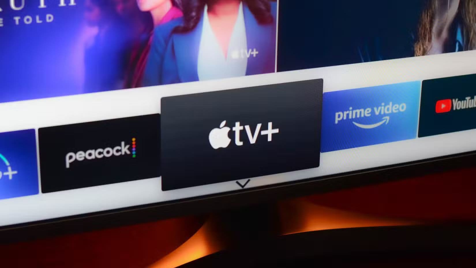 apple-tv-app-logo-on-a-smart-tv كيف تختار تلفاز يدعم المستقبل بمواصفات تضمن استمراريته