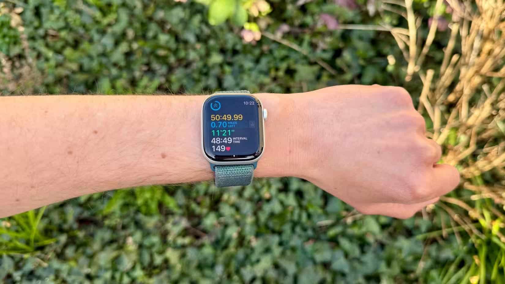 apple-watch-on-a-man-s-arm-showing-outdoor-running-interval أهم مميزات Apple Watch الجديدة التي قد تجعلك تفكر في التحديث