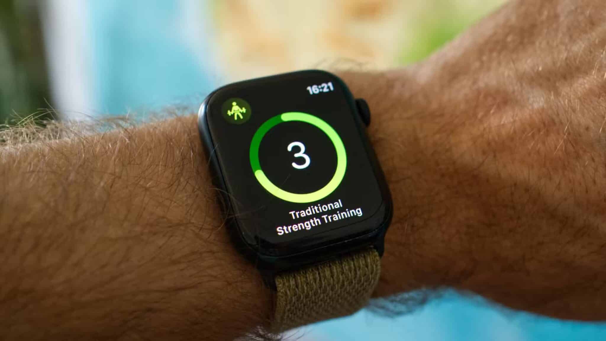 apple-watch-series-8-starting-a-strength-training-workout-scaled أهم مميزات Apple Watch الجديدة التي قد تجعلك تفكر في التحديث