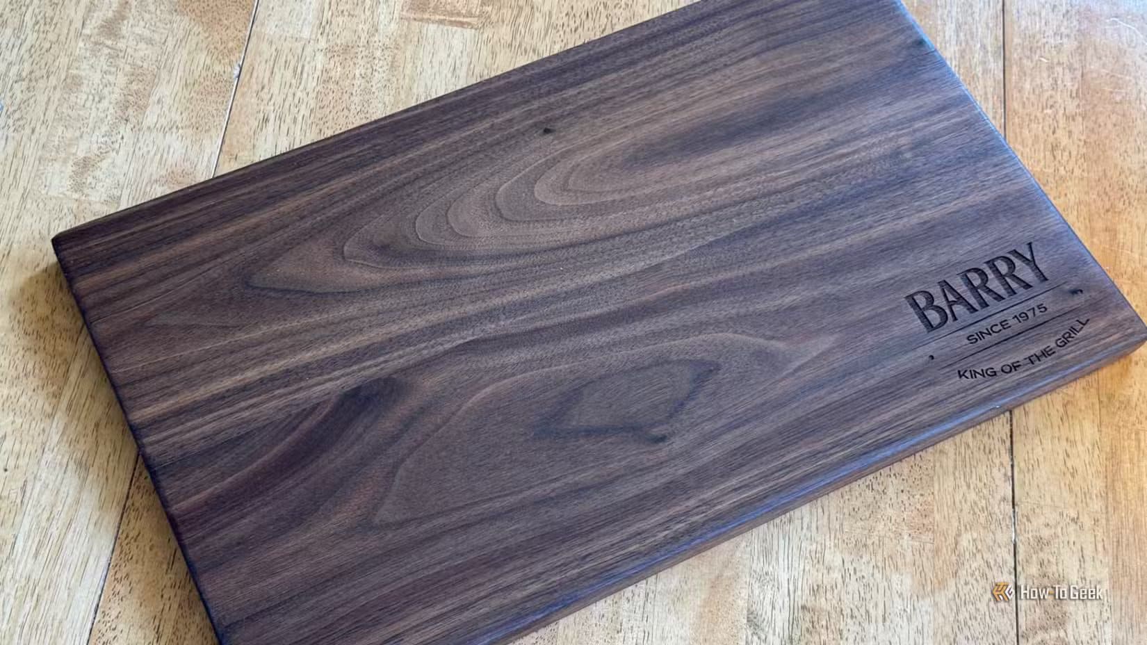 barry-king-of-the-grill-walnut-cutting-board-sitting-on-a-wooden-table فوائد العودة إلى نظام المقايضة في حياتنا اليومية