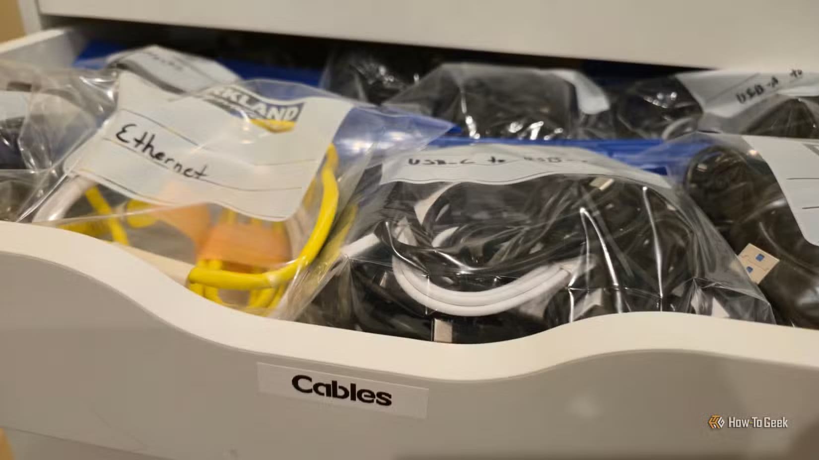 cables-organized-into-freezer-bags-inside-of-a-drawer طريقة عملية تجعل الكابلات مرتبة في أدراجك دائمًا