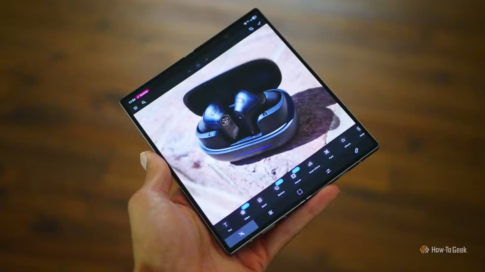 editing-a-photo-on-a-samsung-galaxy-z-fold-6 أفضل استخدامات الهاتف القابل للطي على شكل كتاب