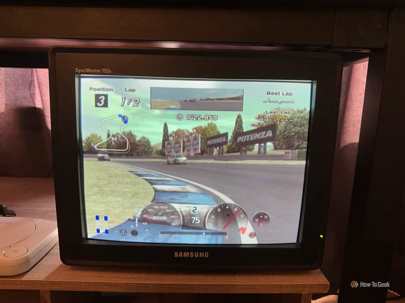 gran-turismo-4-running-on-a-pc-crt-monitor لماذا يفضل عشاق الألعاب الكلاسيكية شاشات CRT لأجهزة التحكم القديمة