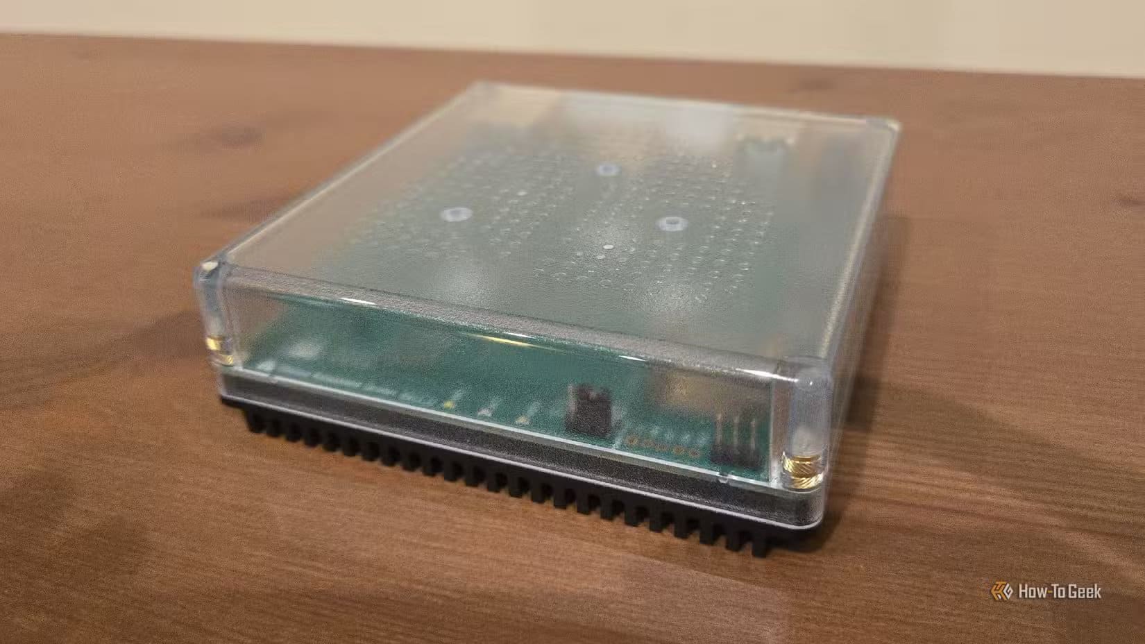 home-assistant-green-on-an-entertainment-stand لماذا يمنحك IP ثابت مع Home Assistant تجربة أكثر استقرارًا