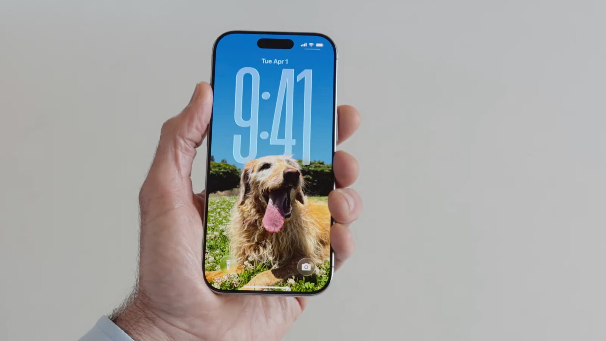 ios-26-dynamic-clock-on-lock-screen-scaled مميزات مخفية في iOS 26 ستغير طريقة استخدامك لهاتفك