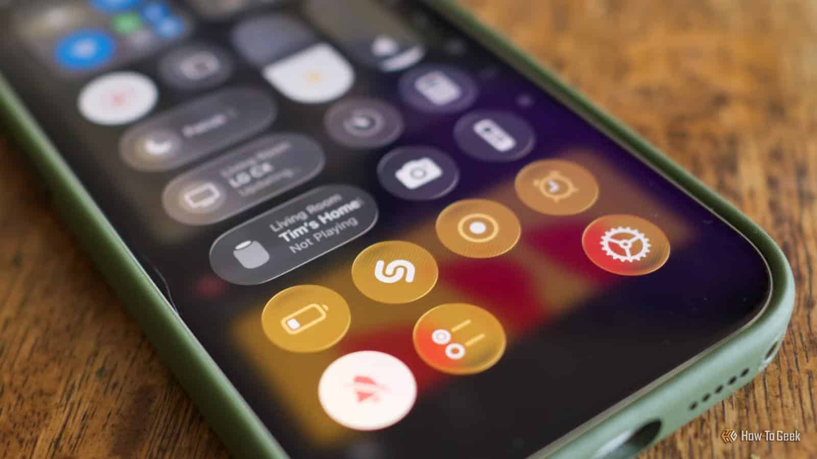 iphone-17-pro-with-shortcut-pinned-in-control-center اختصار إعدادات iPhone الذي يوفر وقتك بشكل ملحوظ