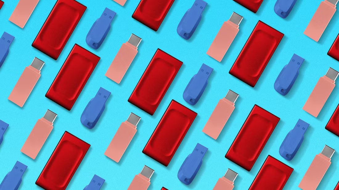pattern_of_usb_flash_drives_and_ssds_in_different_colors_arranged_on_a_blue_background أسباب قد تجعلك تختار محركات أقراص فلاش بدلاً من SSD