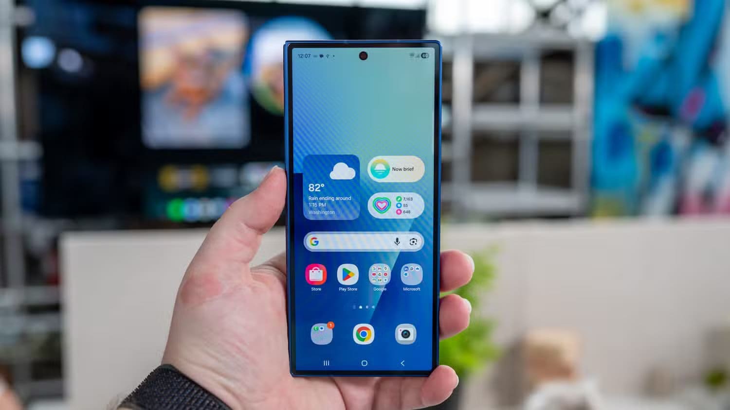 person-holding-the-samsung-galaxy-z-fold-7-showing-the-cover-display-54642360575-o-1 مقارنة Pixel 10 Pro Fold و Galaxy Z Fold 7 لاختيار أفضل هاتف قابل للطي