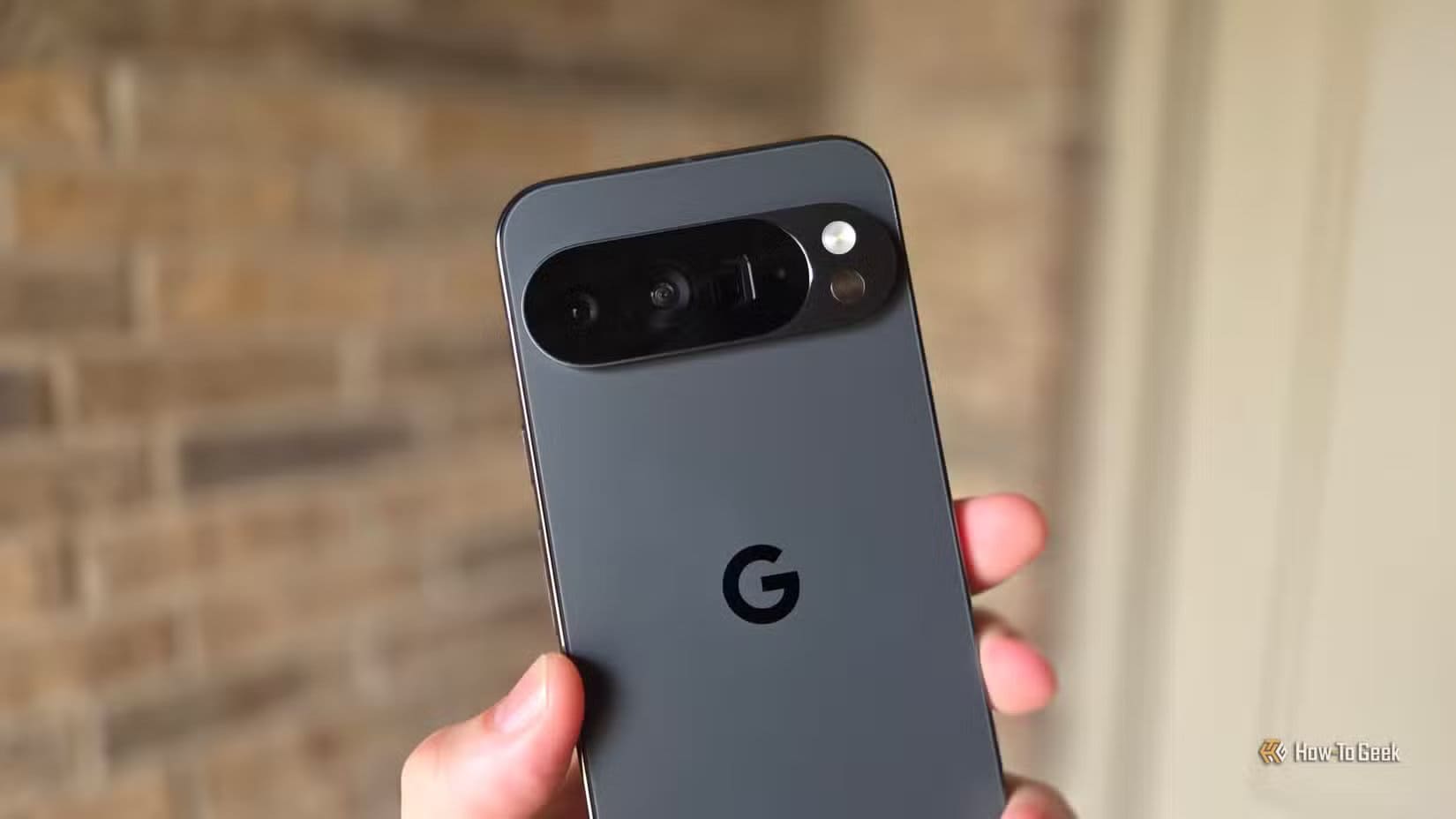 pixel-10-pro-xl-camera-lens أخطاء الذكاء الاصطناعي في هواتف Google Pixel تكشف عن عيوب مزعجة
