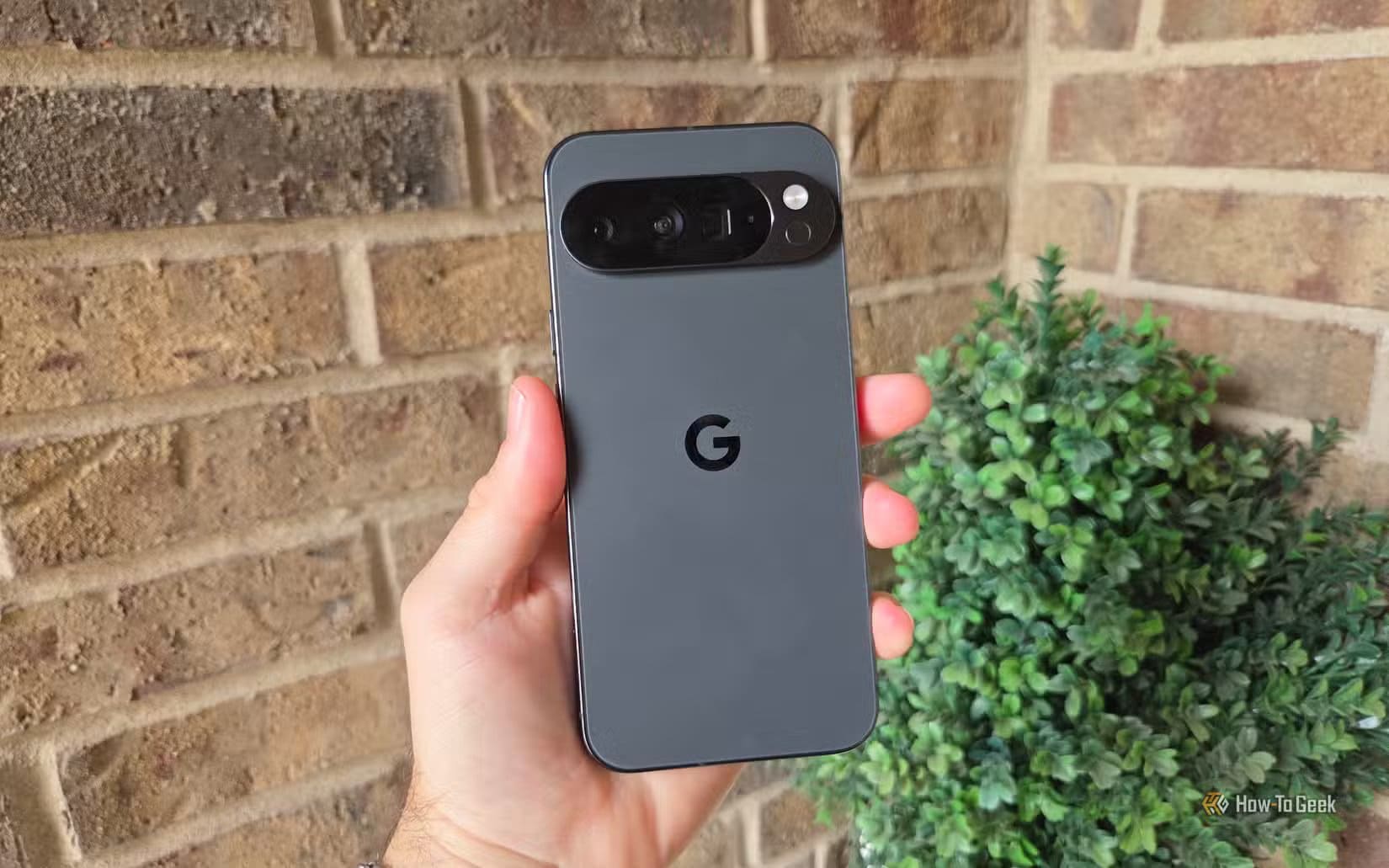 pixel-10-pro-xl-main أي الهاتفين أفضل iPhone 17 Pro أم Google Pixel 10 Pro