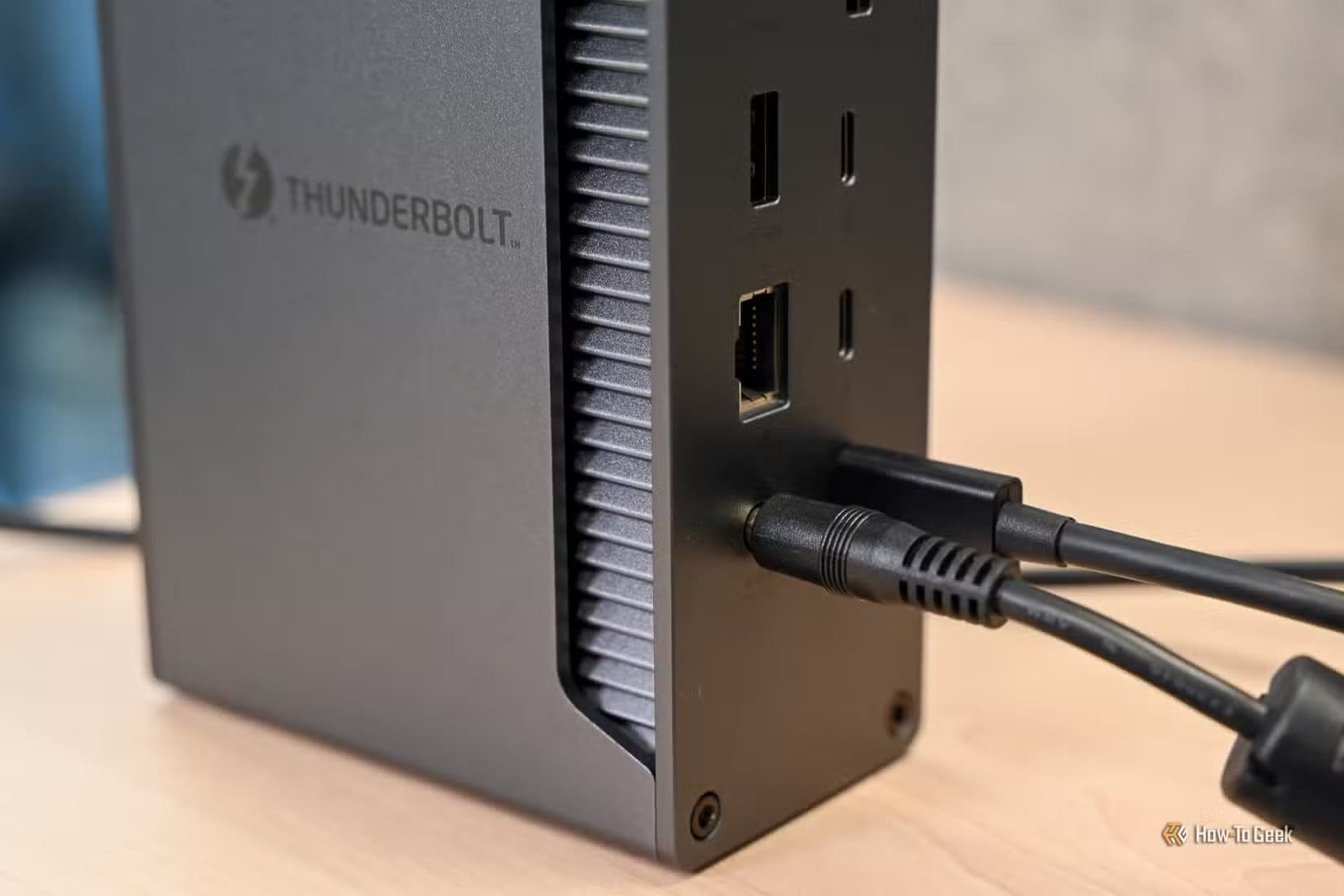 plugs-on-the-back-of-the-ugreen-revodok-max-213-thunderbolt-4-docking-stationjpg_53438904115_o ملحقات غير تقليدية يمكنك توصيلها باللوحة الأم لتوسيع قدرات الكمبيوتر
