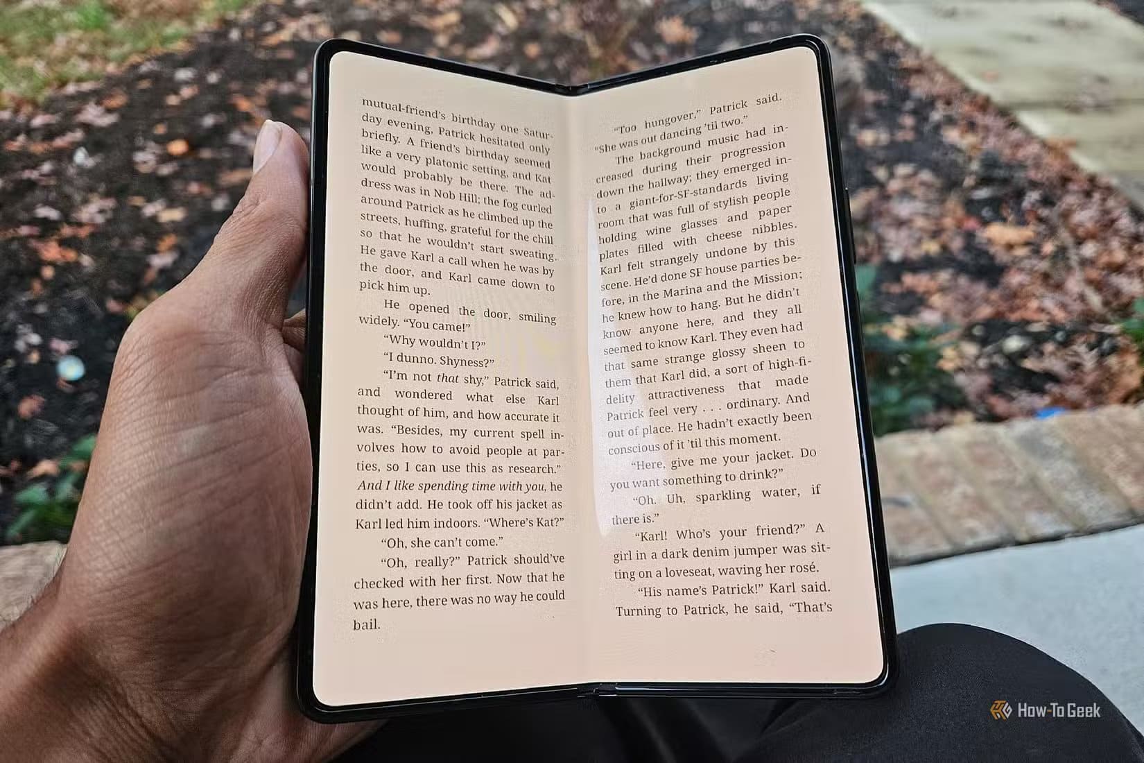 reading-a-book-on-a-galaxy-z-fold-5 أفضل استخدامات الهاتف القابل للطي على شكل كتاب