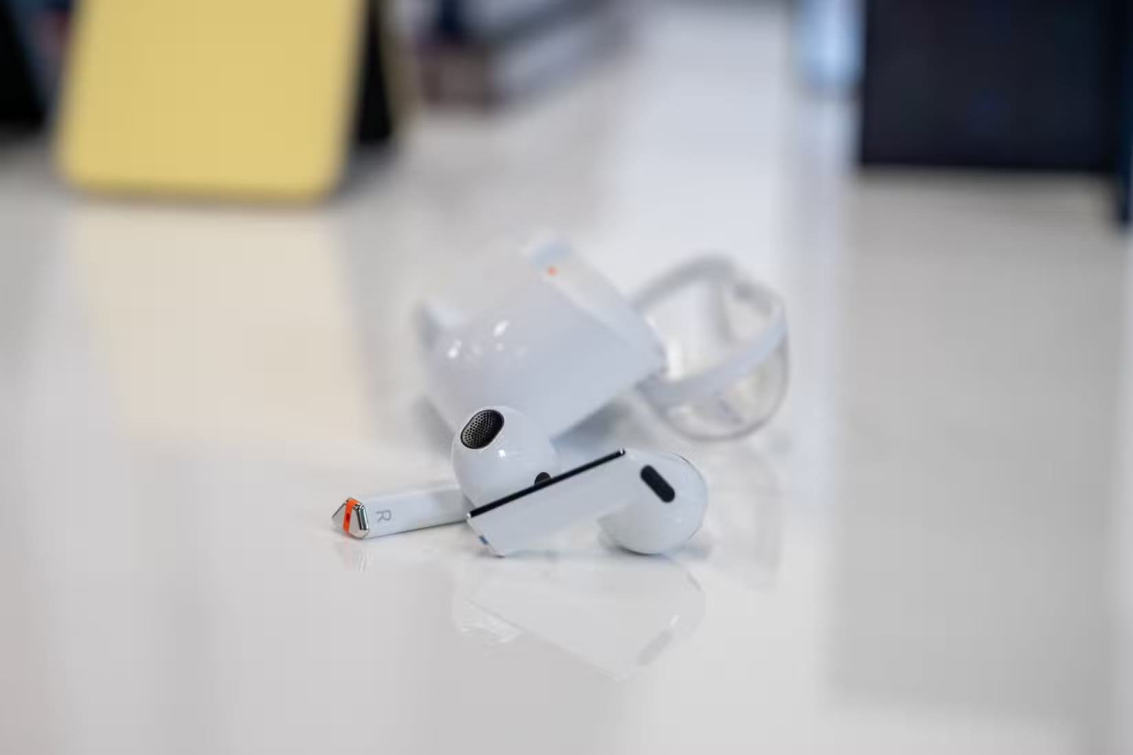 samsung-galaxy-buds-3-sitting-on-a-table-outside-its-charging-case-1 طرق سهلة لإنهاء المكالمات بسرعة على أندرويد