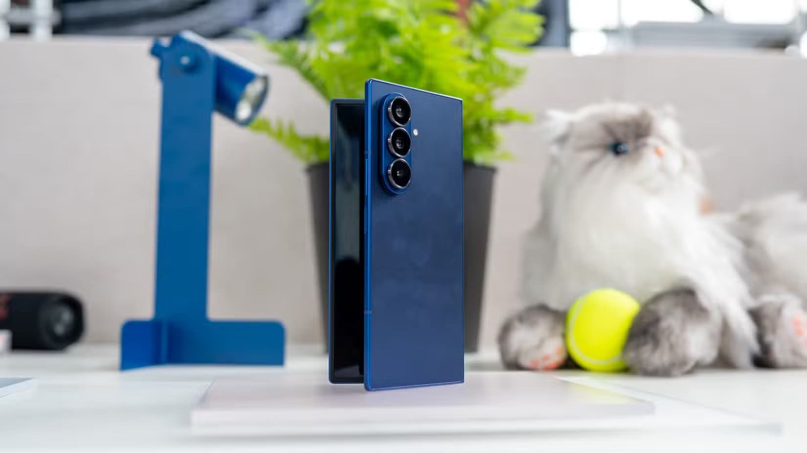 samsung-galaxy-z-fold-7-on-a-table-showing-the-rear-cameras-54642292403-o مقارنة Pixel 10 Pro Fold و Galaxy Z Fold 7 لاختيار أفضل هاتف قابل للطي