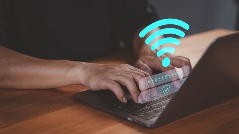shutterstock_2544055387 لماذا يعتبر الربط اللاسلكي أكثر أمانا وموثوقية من شبكات Wi-Fi العامة