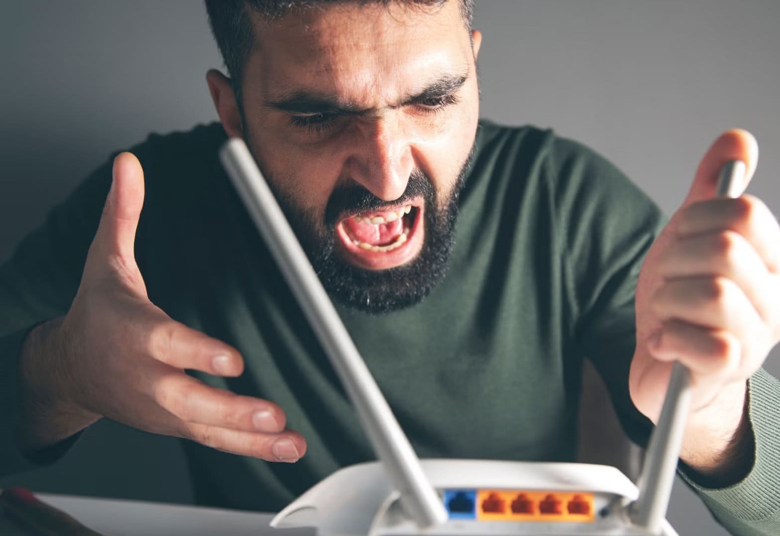 shutterstock_2555302643 أسباب شائعة تؤدي إلى تلف أجهزة توجيه Wi-Fi بسرعة