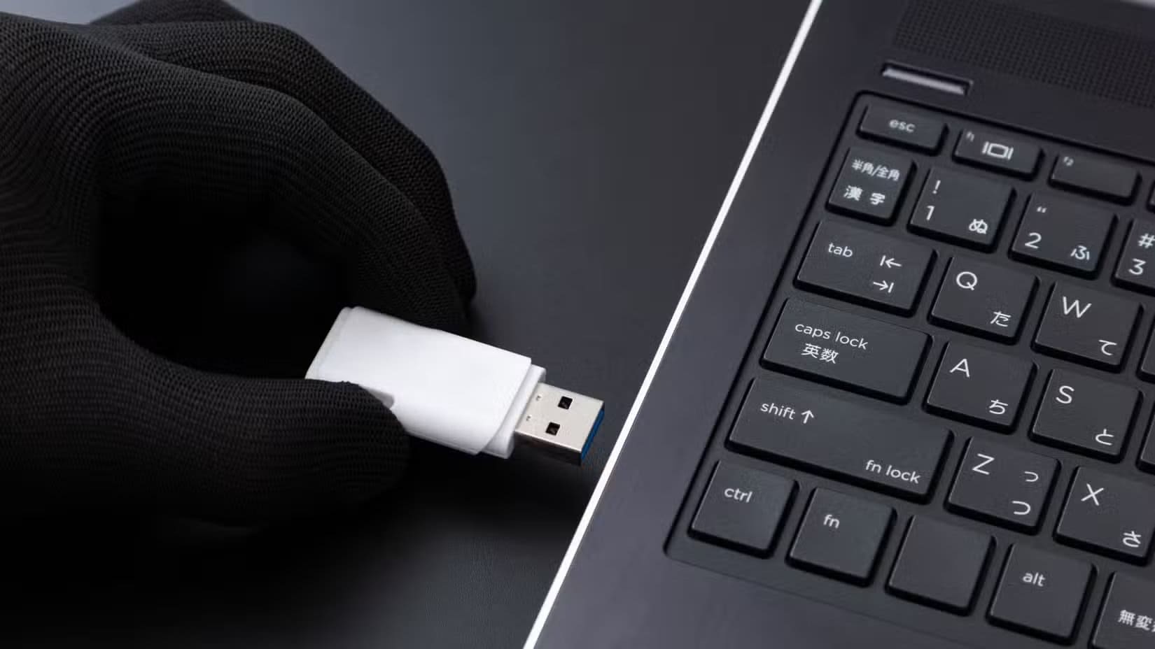 shutterstock_2581568593 أربعة أشياء خطيرة يجب تجنب توصيلها بمنافذ USB في الكمبيوتر والهاتف